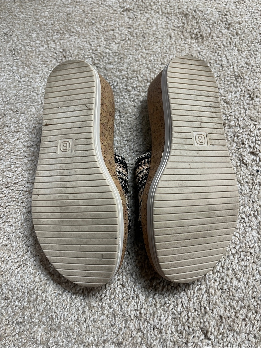 Bzees wedge sandals  Women's Black & Tan Woven Slide. Size 6.5 - Picture 4 of 5